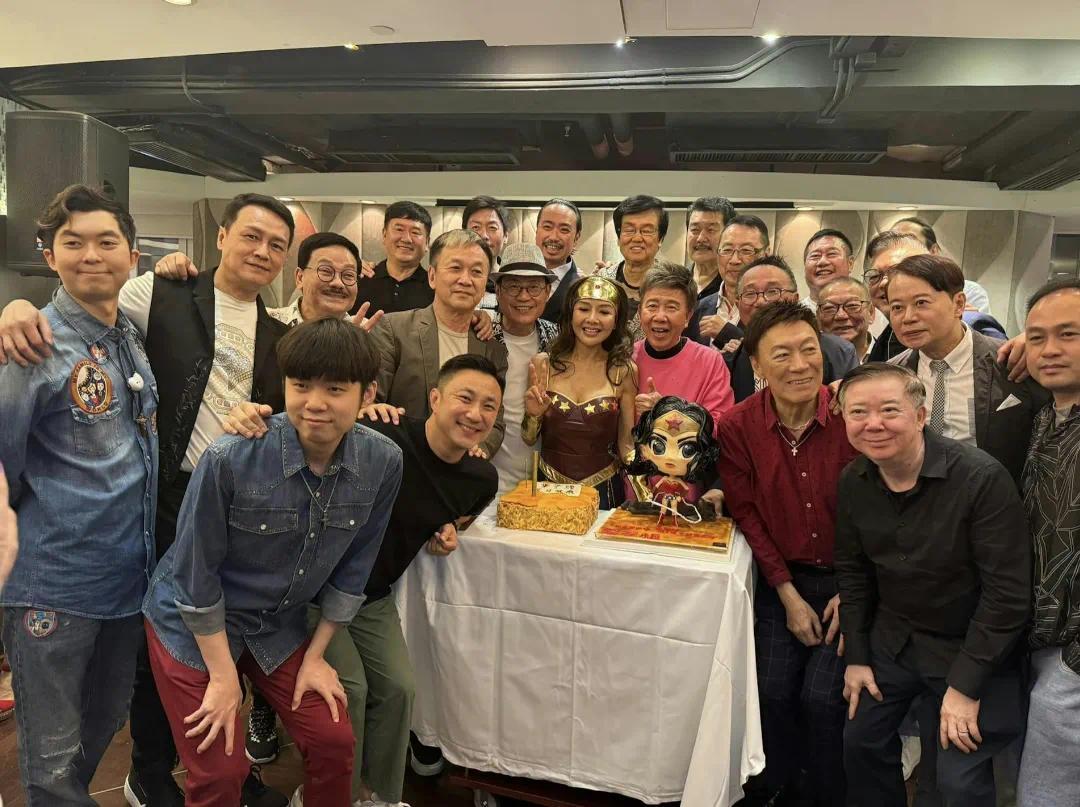 港星生日派对嗨翻天，60位大咖齐聚，造型炸眼，秀出火辣身材！
