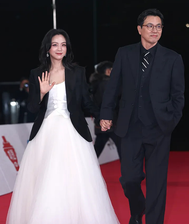 汤唯和金泰勇一起走青龙奖红毯，手牵手秀甜蜜，45岁的汤唯美得让人眼前一亮