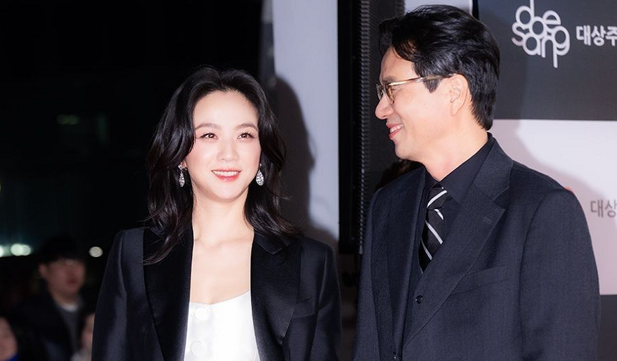 汤唯和金泰勇一起走青龙奖红毯，手牵手秀甜蜜，45岁的汤唯美得让人眼前一亮