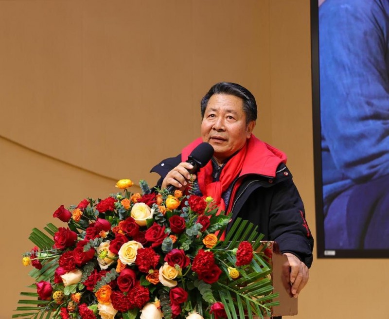宋庆龄和福利院的孩子们的故事片在上海首次亮相