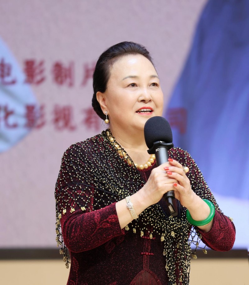 宋庆龄和福利院的孩子们的故事片在上海首次亮相