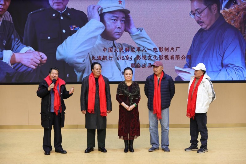宋庆龄和福利院的孩子们的故事片在上海首次亮相