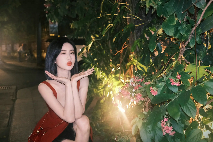 孟子义晒红色吊带裙美照，明媚动人惹人爱