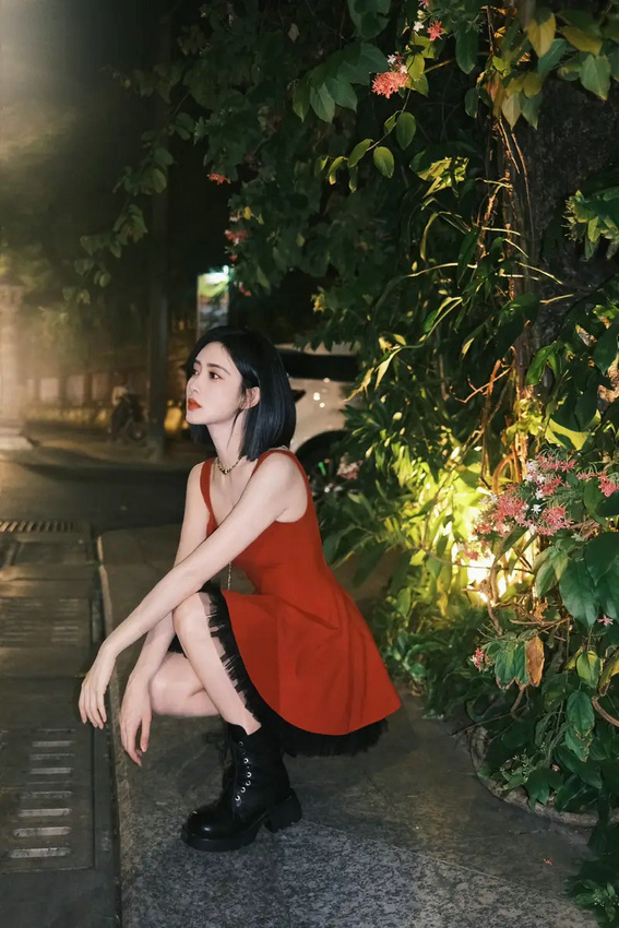 孟子义晒红色吊带裙美照，明媚动人惹人爱