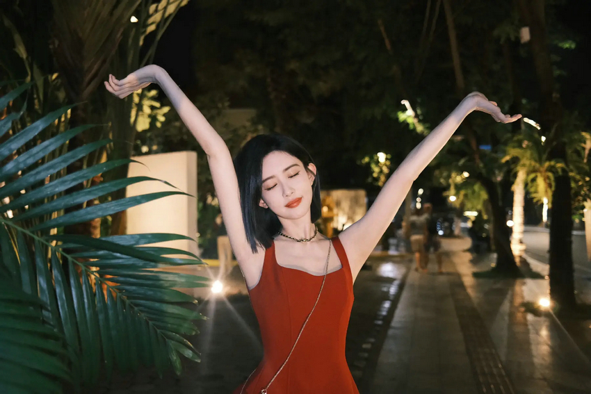 孟子义晒红色吊带裙美照，明媚动人惹人爱