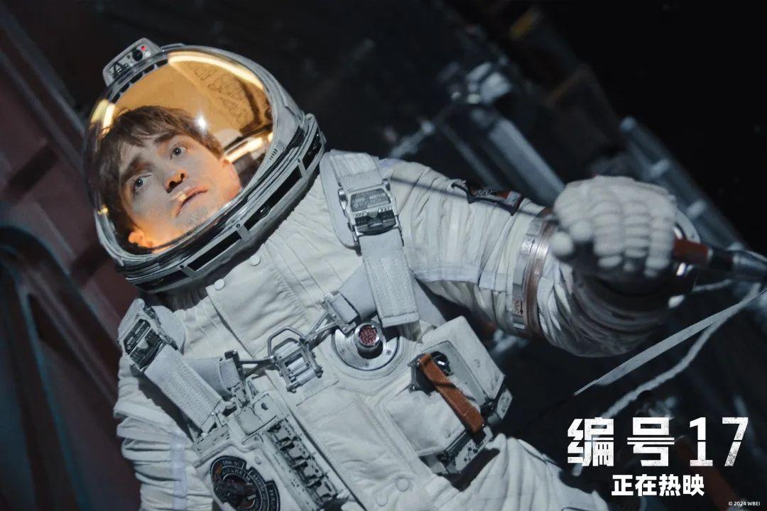 奉俊昊新片《编号17》今天上映，罗伯特·帕丁森无限续命搅动职场