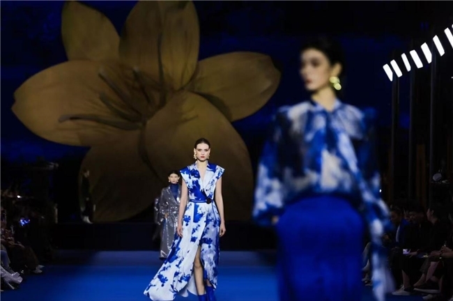 北影节时尚夜宴｜NAERSI三十载光影加冕 百合绽放雁栖湖畔