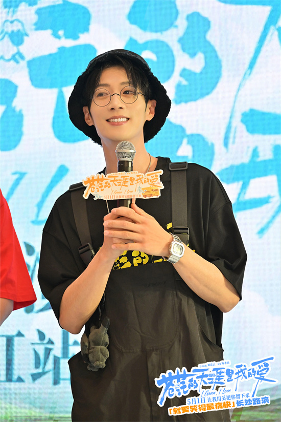 银发逆袭！《苍茫爱》翼装飞行点燃中年追梦热