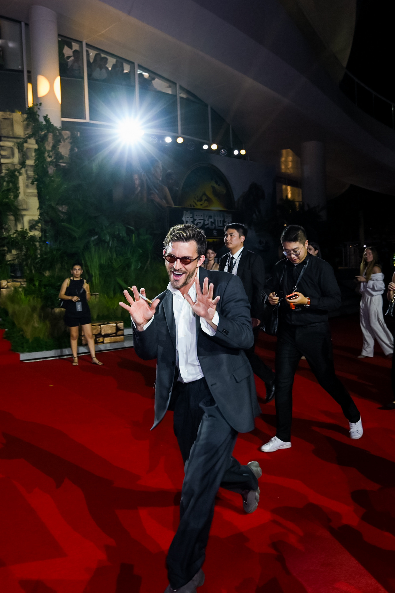 斯嘉丽与乔纳森互动