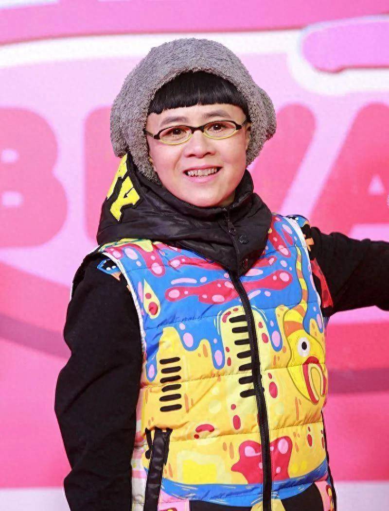 金龟子和亲家母同框像小丑？这造型太雷人被批不稳重