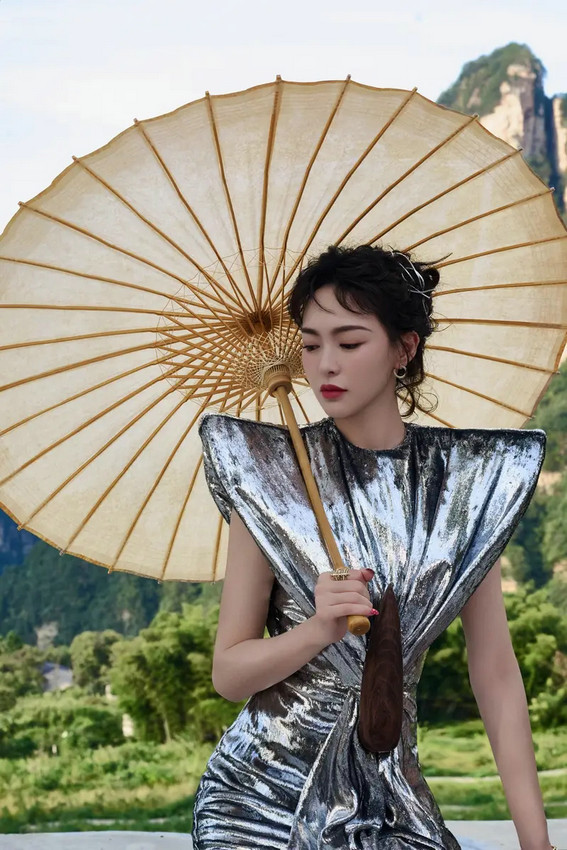 唐嫣竹林写真太绝了！银色长裙配油纸伞，走路带风美炸了