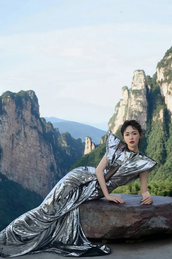 唐嫣竹林写真太绝了！银色长裙配油纸伞，走路带风美炸了