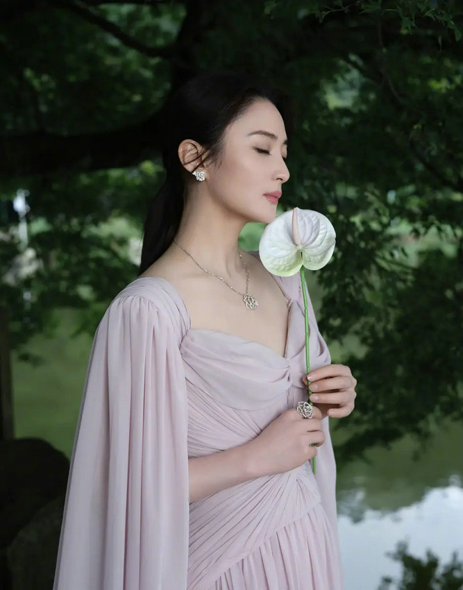 蒋勤勤穿紫长裙美翻了！水边一回头，仙气十足