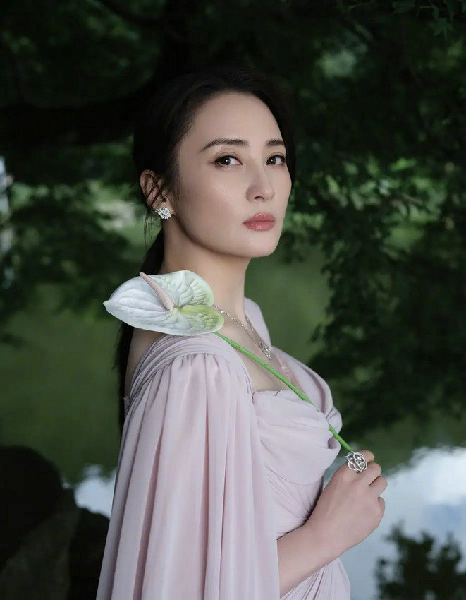 蒋勤勤穿紫长裙美翻了！水边一回头，仙气十足