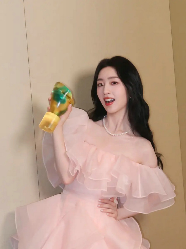 邓恩熙穿雾粉纱裙笑弯了眼，手捧花束又甜又灵动