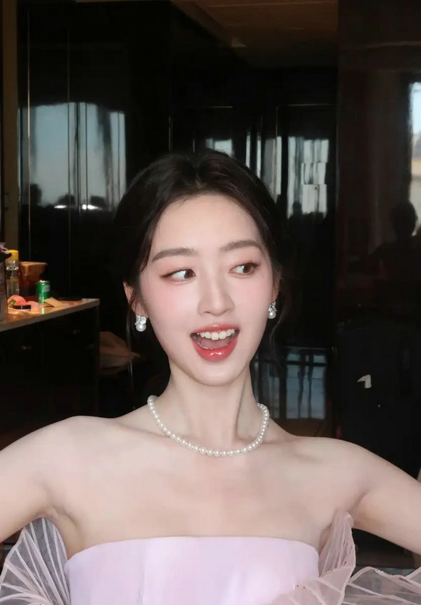 邓恩熙穿雾粉纱裙笑弯了眼，手捧花束又甜又灵动