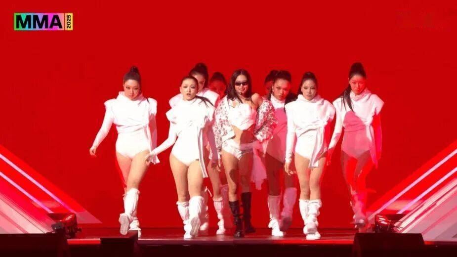 女团顶流口碑爆了？俩男伴舞累到快瘫在台上！