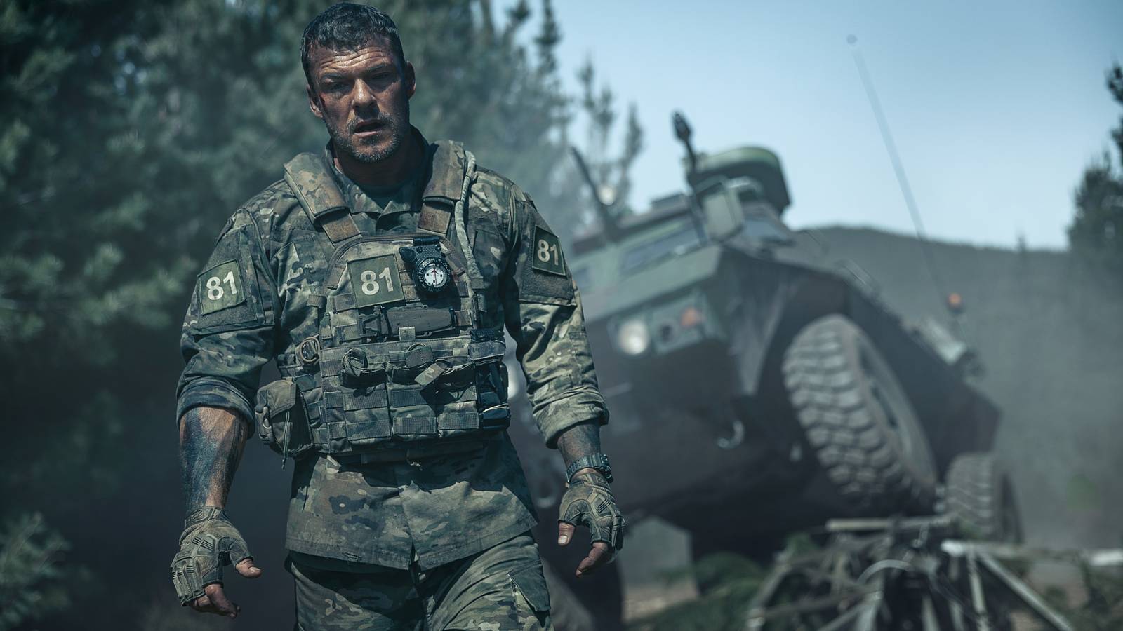 Alan Ritchson's War Machine 2 Can Fix The Predator Franchise's Original Mistake